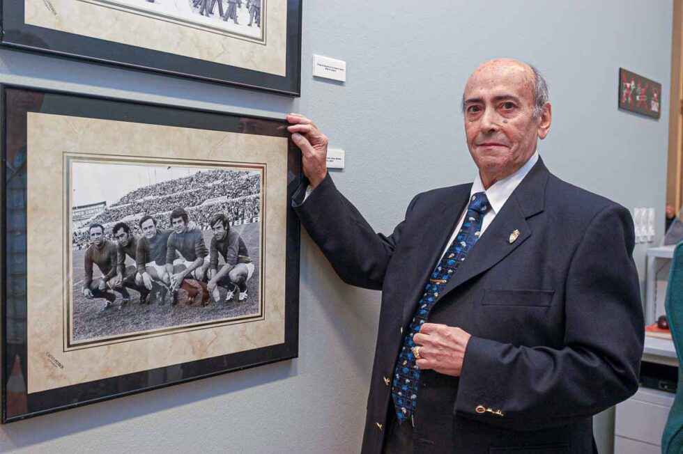 El fotógrafo Antonio Calvo Pedros posa con una de las fotos que forman parte de su exposición