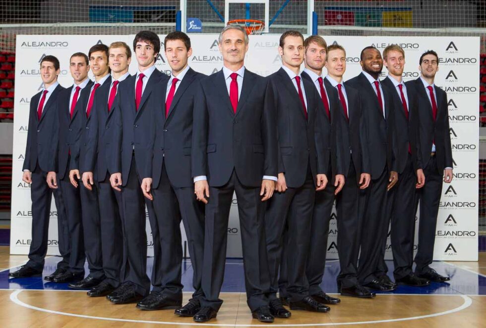 Jugadores del CAI Zaragoza posando con trajes de Alejandro moda