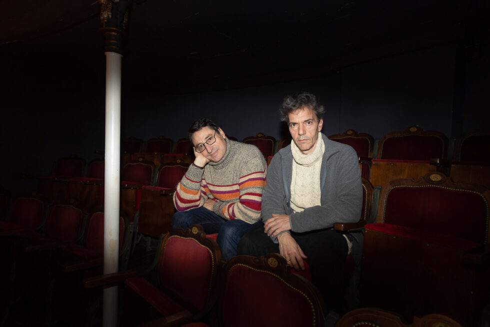Los actores Carmelo Gómez y Miguel Hermoso sentados en el palco del Teatro Principal de Zaragoza