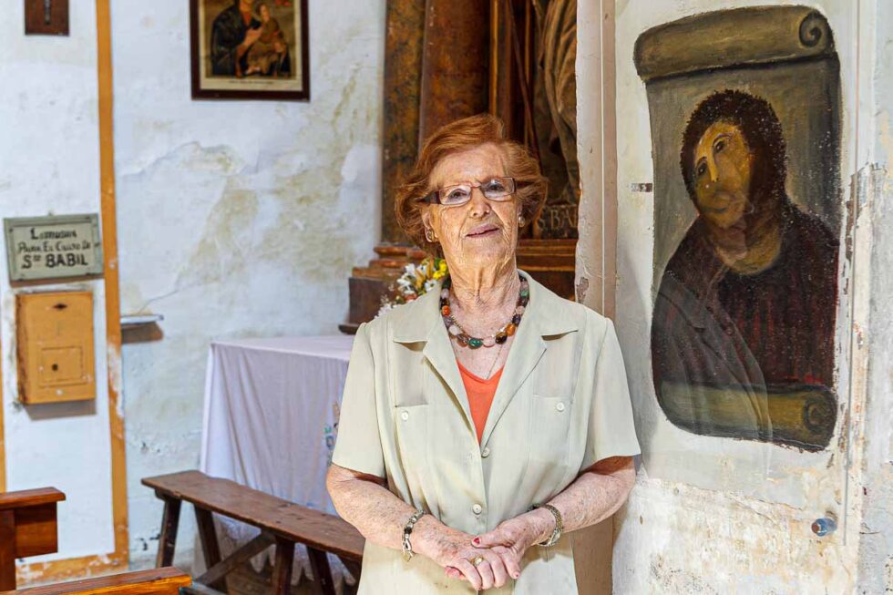 Retrato de Cecilia Giménez con su obra Ecce Homo de Borja