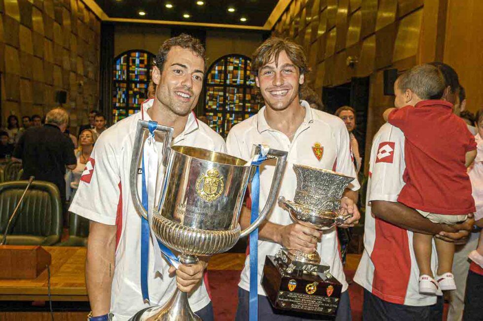 César Láinez posa con la Copa del Rey y Generelo con la Supercopa de España