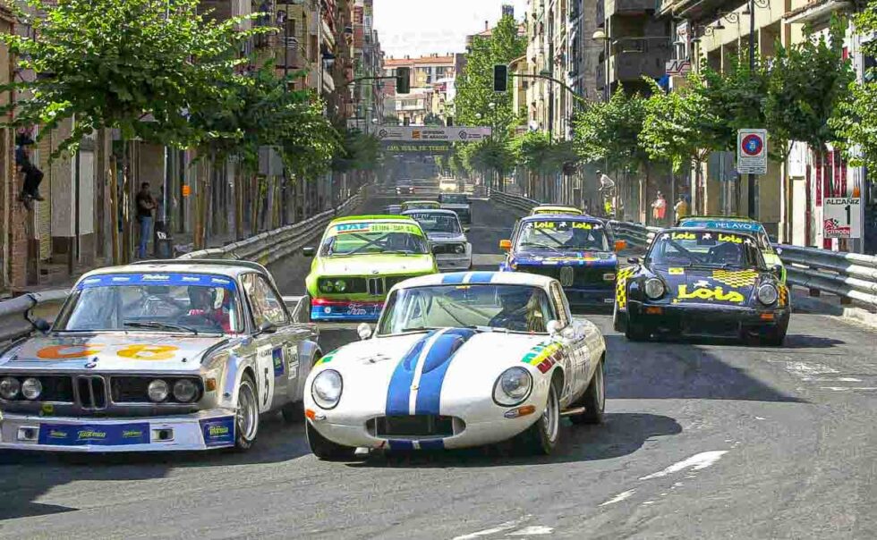 Coches clásicos compitiendo en las calles de Alcañiz durante el Circuito Guadalope.