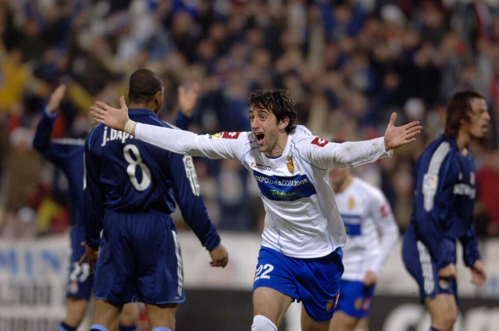 Diego Milito celebra un gol en La Romareda