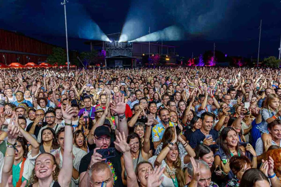 Vista del público de Vive Latino desde el escenario