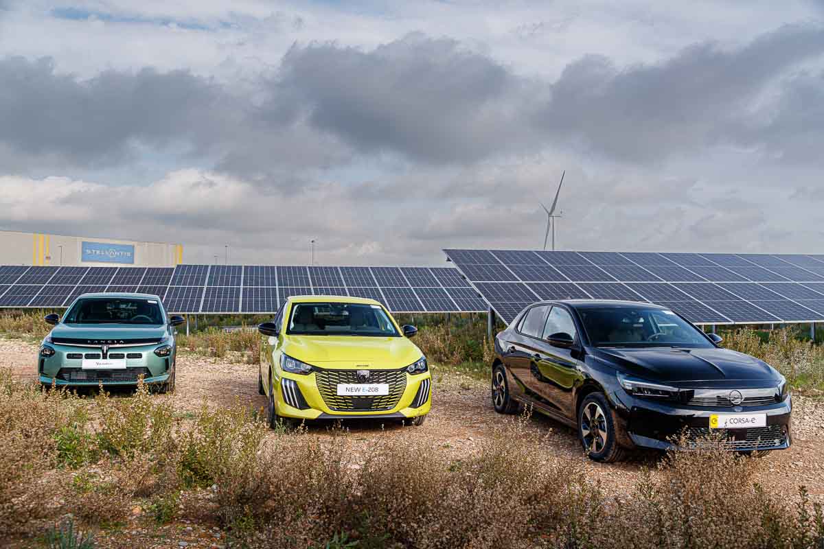 Tres coches de la marca Audi junto a varias placas solares