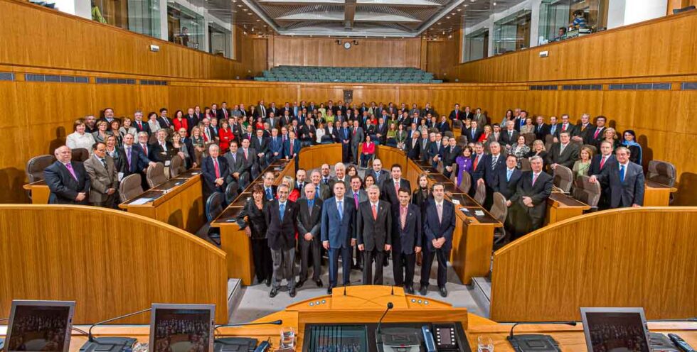 Foto de grupo con todos los diputados de las Cortes de Aragón
