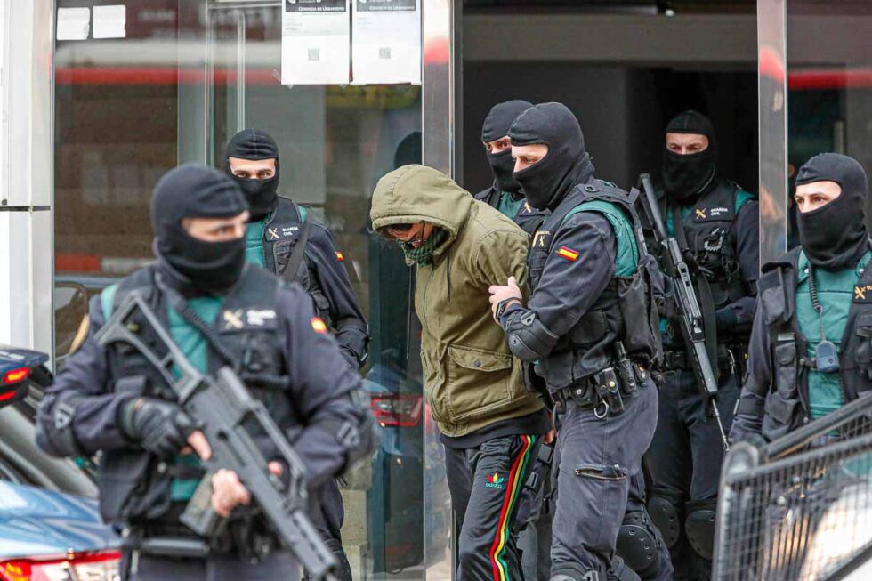 Un supuesto yijadista es llevado por miembros de la Guardia Civil