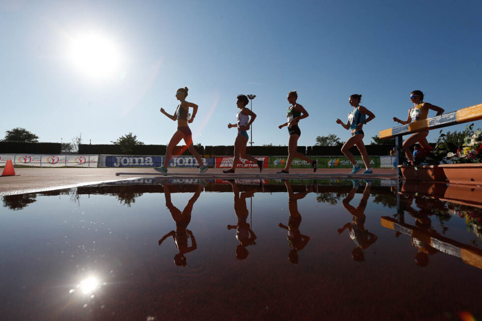 Corredoras de atletismo durante una carrera en Zaragoza