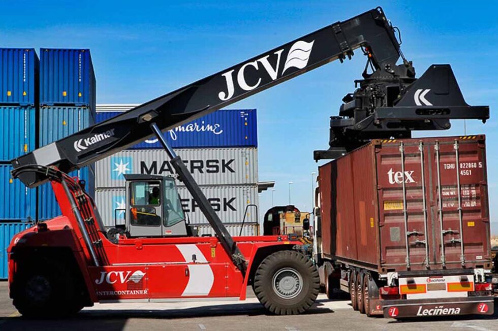 Maquinaria trasladando un contenedor de un camión