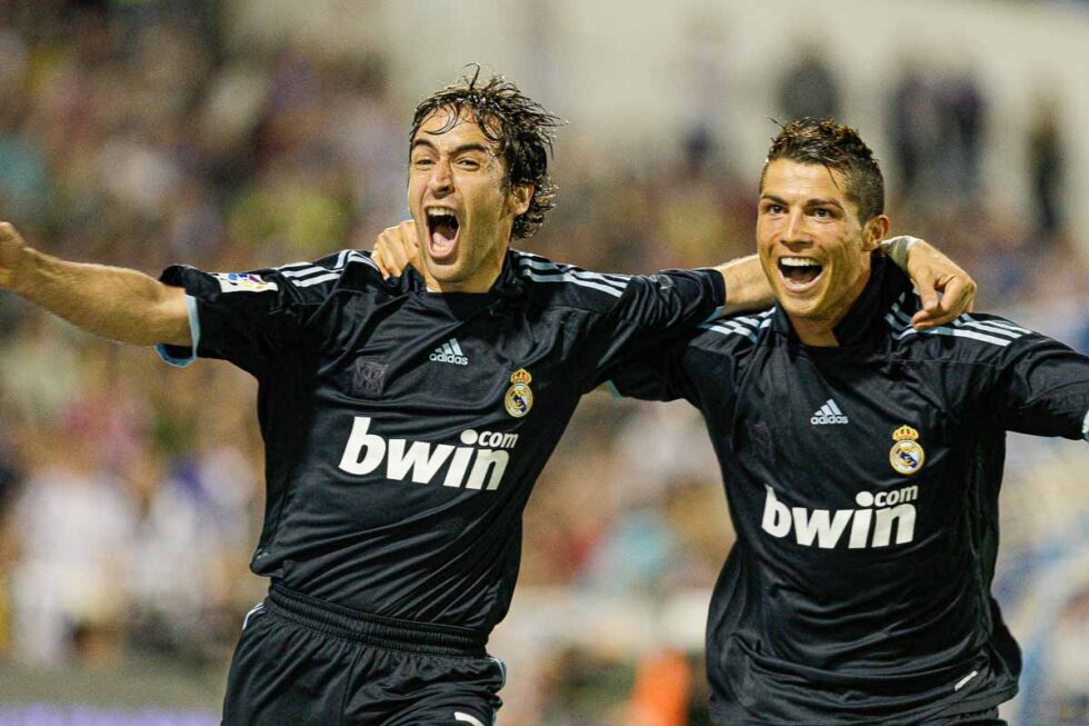 Los jugadores de fútbol del Real Madrid Raúl y Cristiano Ronaldo celebran un gol