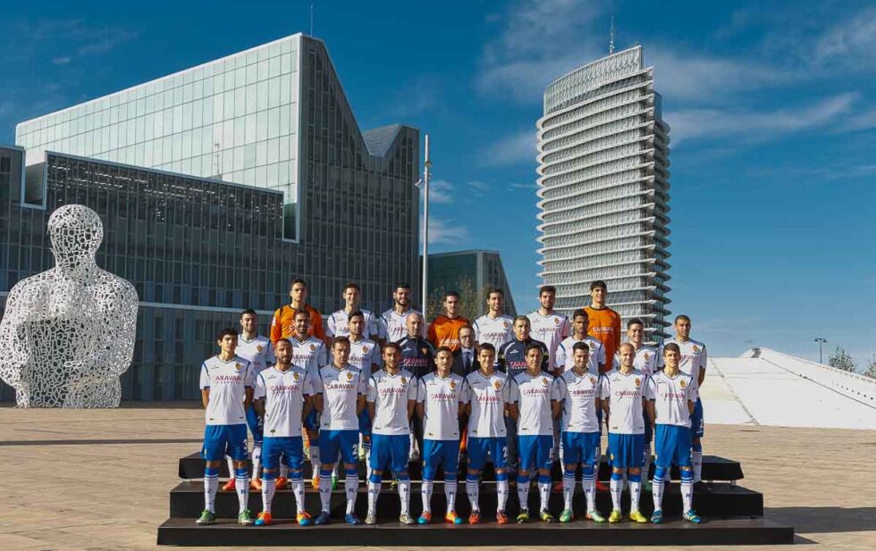 Fotografía Oficial de la presentación de la plantilla de fútbol del Real Zaragoza enfrente del Palacio de Congresos de Zaragoza
