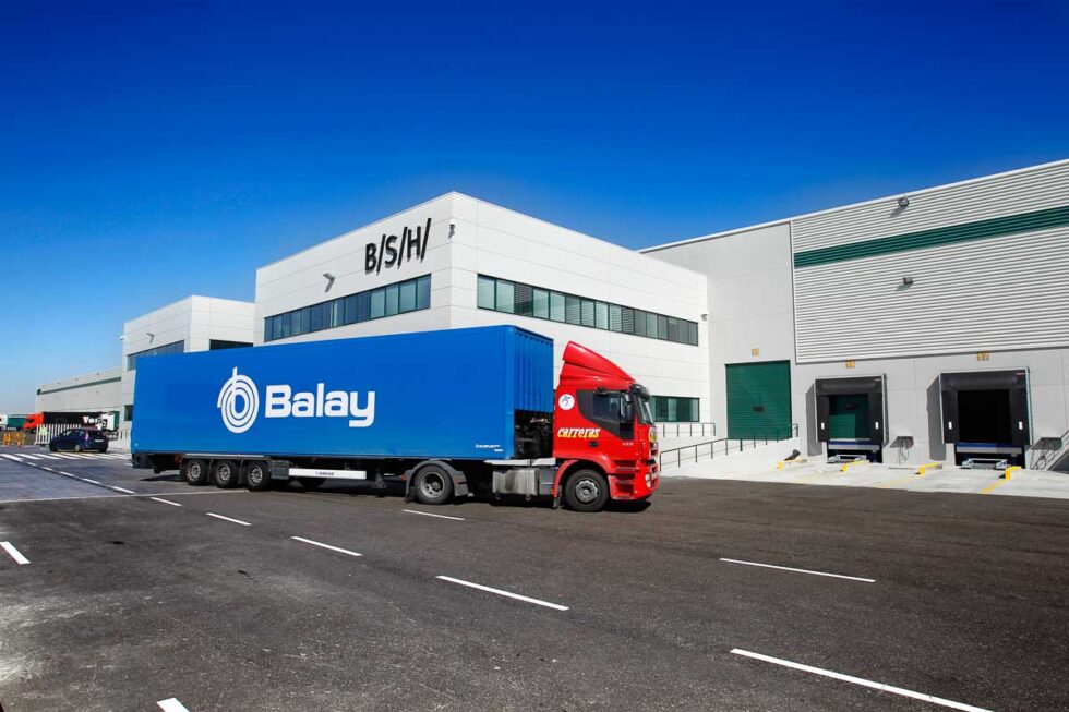 Exterior de la fábrica con las puertas abiertas mientras un camión de Balay se dirige a ellas