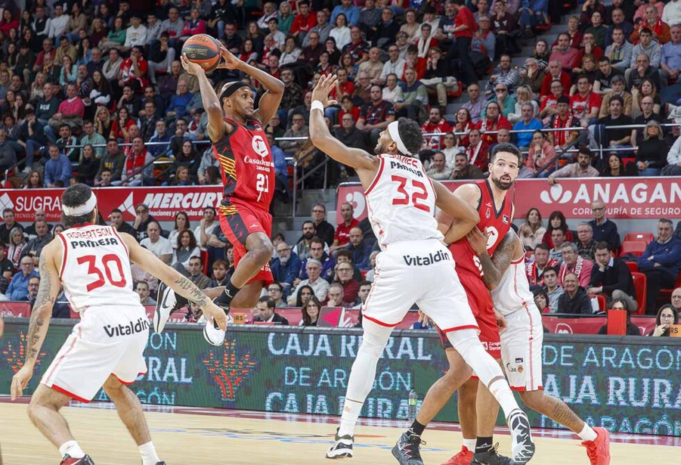 Thad McFadden salta para encestar entre varios jugadores del Casademont y del ValenciaEn la imagen Mcfadden del Casademont salta entre Roberston (IZ) y Davier (D) del VAlencia