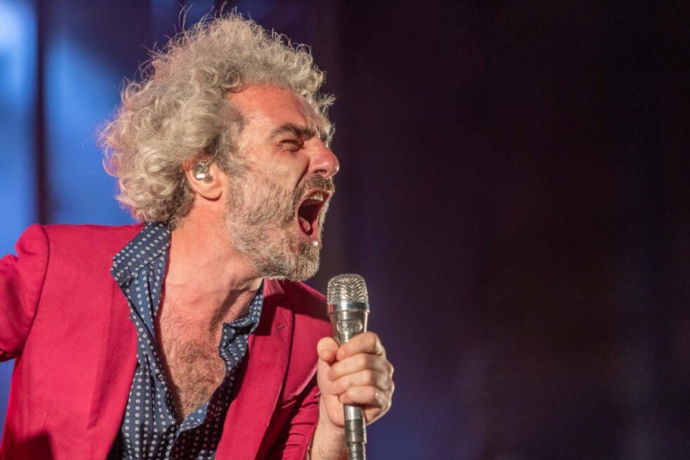 Primer plano del cantante León Benavente con el micrófono en mano