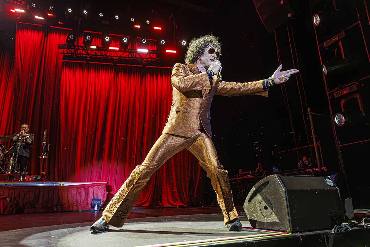 Fotografia de Enrique Bunbury en Zaragoza en un concierto