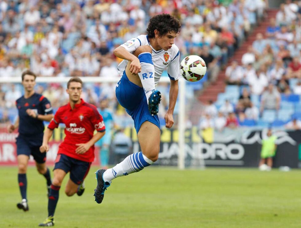 Jesús Vallejo salta para controlar un balón con el pie durante un partido de fútbol