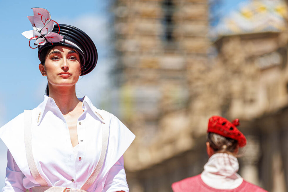 Modelo desfilando en la Plaza del Pilar con la Basílica de fondo durante el Aragón Fashion Week