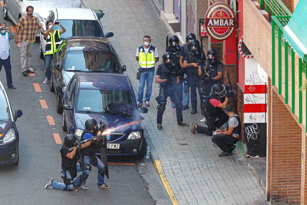 Miembros especiales lanzan granadas de aturdimiento al bar en el que está atrincherado un hombre