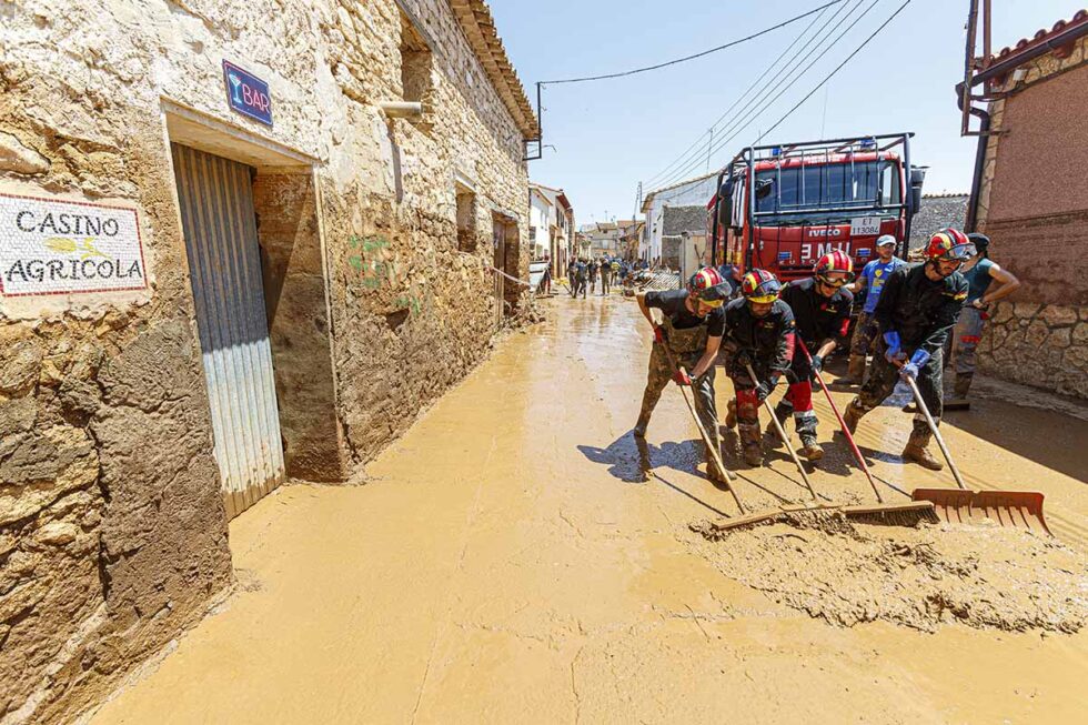 Bomberos limpian las calles tras la riada
