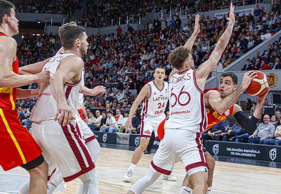 Momento de acción en un partido de baloncesto entre España y Letonia