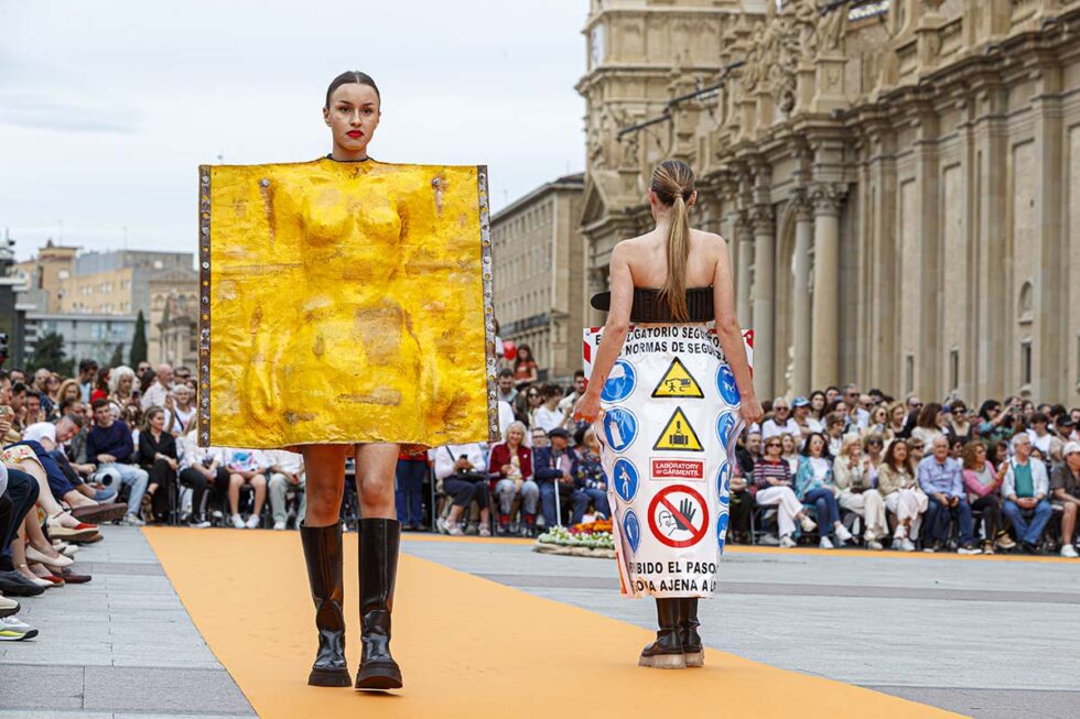 Desfile de modelos en la Plaza del Pilar durante la Aragón Fashion Week