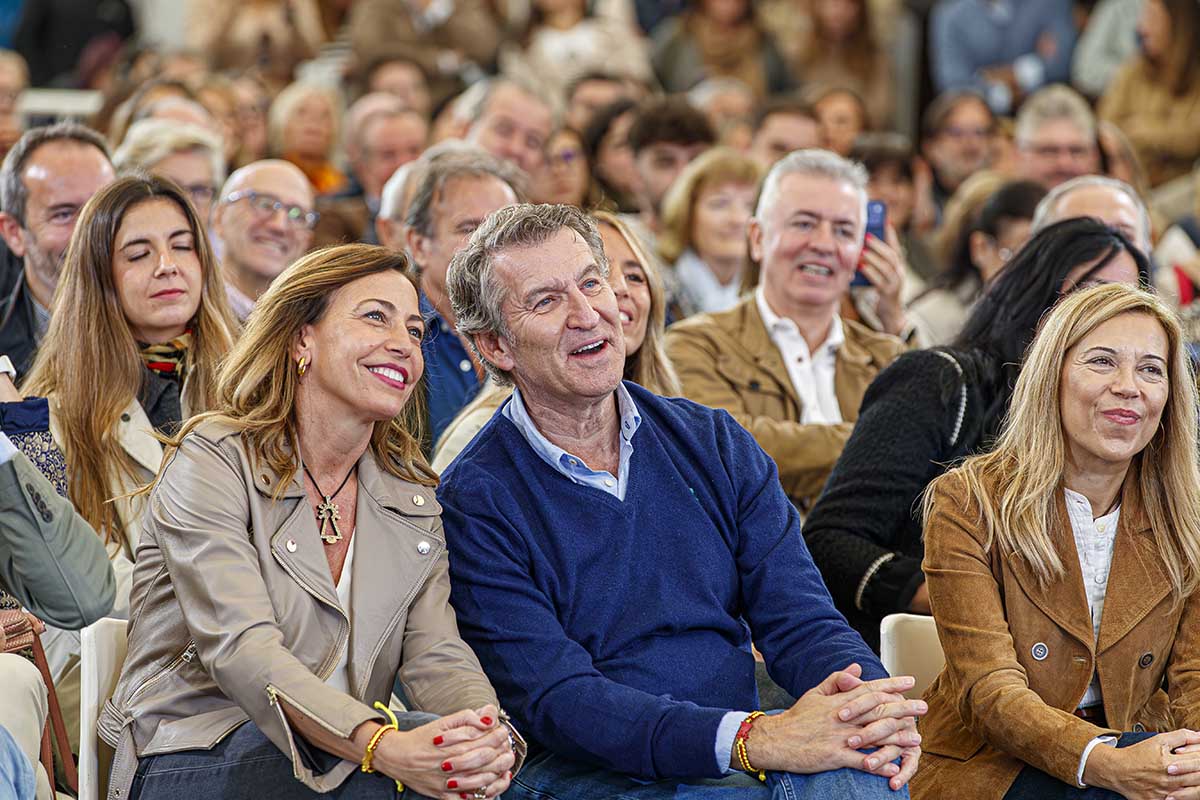 Fotografia institucional de un acto del Partido Popular con Natalia Chueca y Alberto Núñez Feijoo