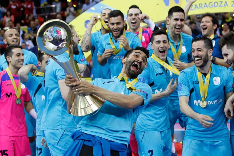 Jugadores del Inter de Fútbol Sala celebrando el triunfo con la Copa UEFA