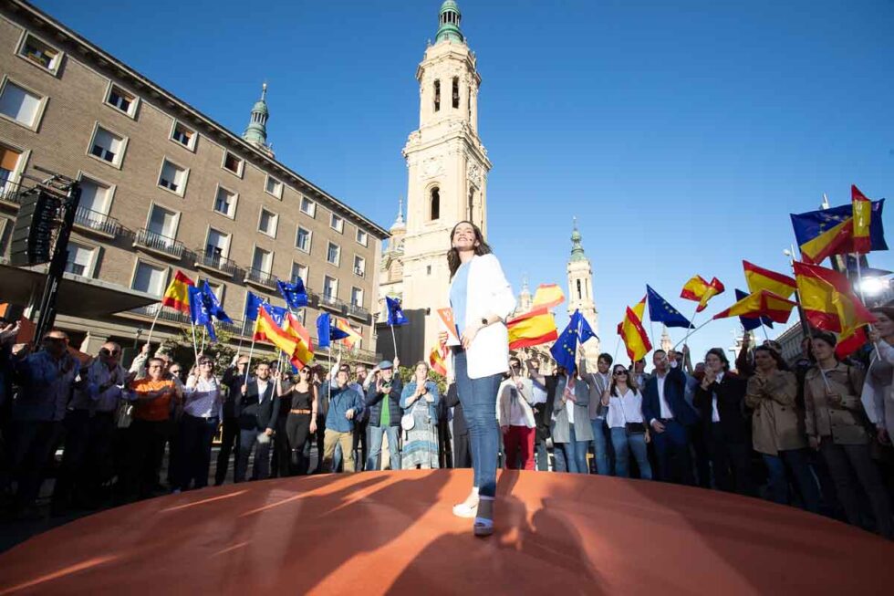 Inés Arrimadas en la Plaza del Pilar de Zaragoza durante un acto de campaña