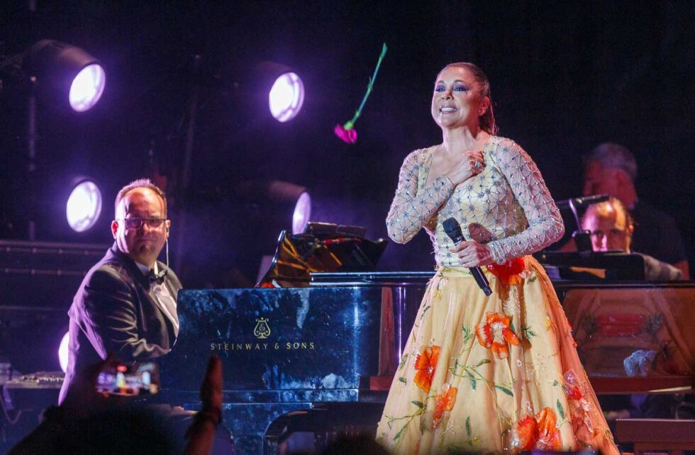 Isabel Pantoja agradeciendo al público de Zaragoza su asistencia