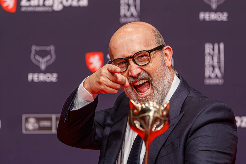 Primer plano del actor Javier Cámara con su Premio Feroz