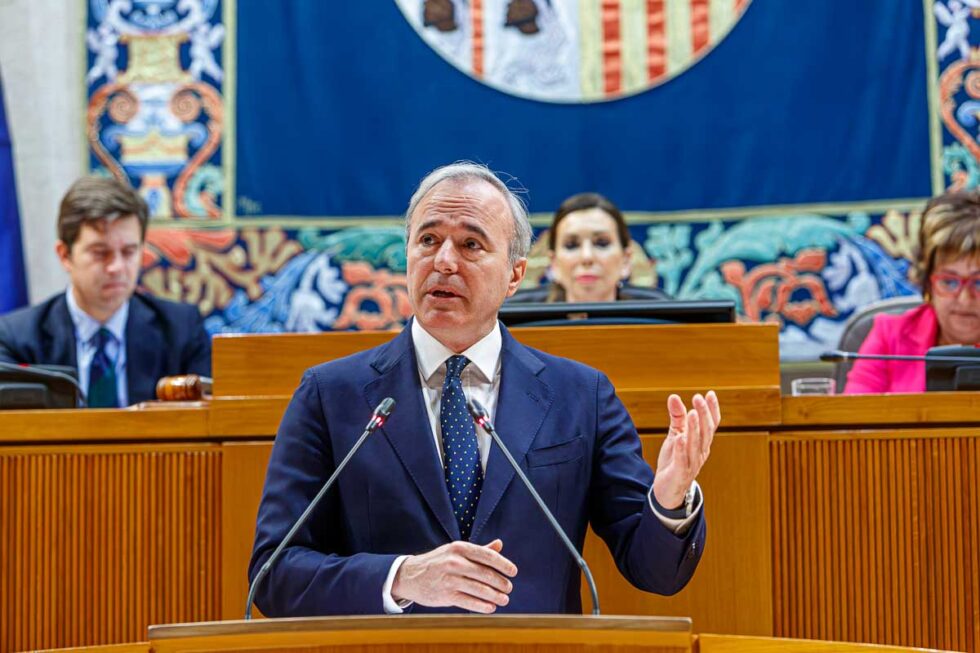 Jorge Azcón en las Cortes durante su discurso sobre el trasvase del Ebro