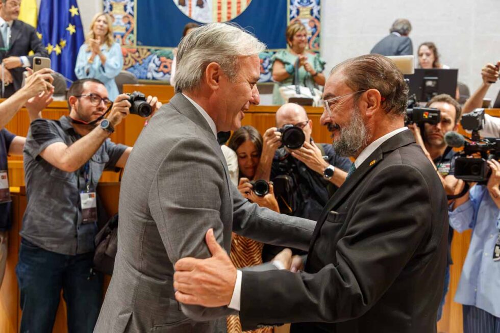 Jorge Azcón y Javier Lambán se saludan en las Cortes de Aragón ante la mirada de varios cámaras y fotógrafos