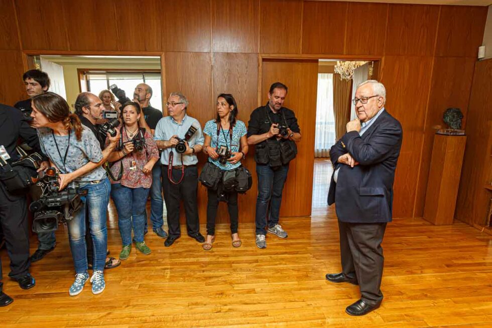 José Ángel Biel en actitud pensativa ante los fotógrafos de prensa