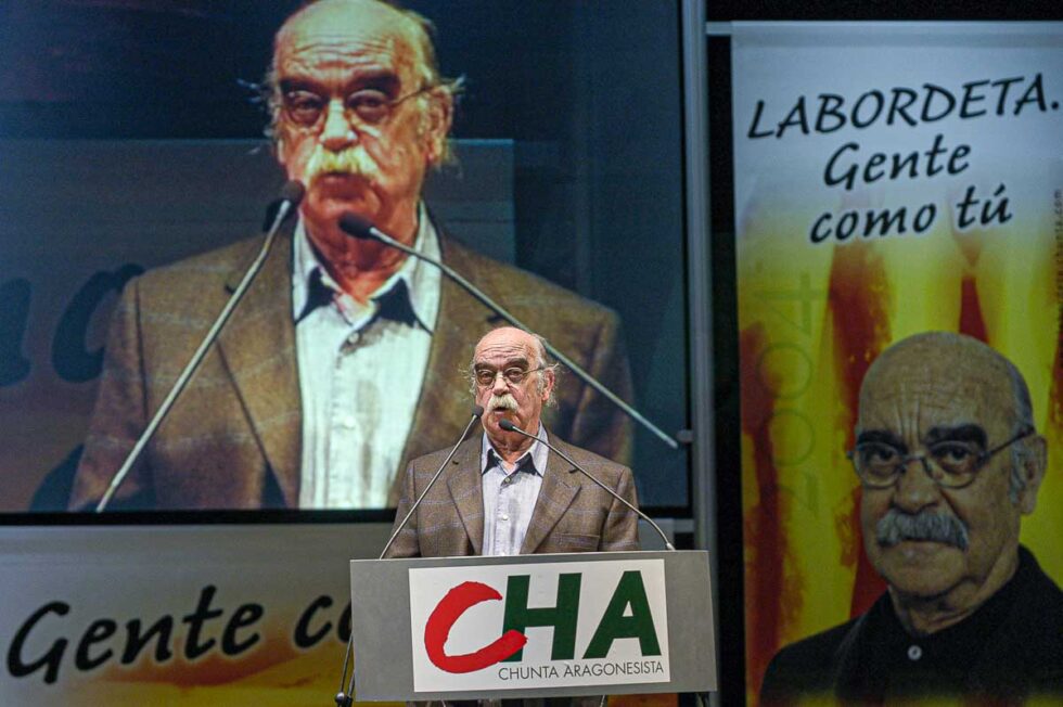 José Antonio Labordeta en un acto electoral frente a los micrófonos de la Chunta Aragonesista