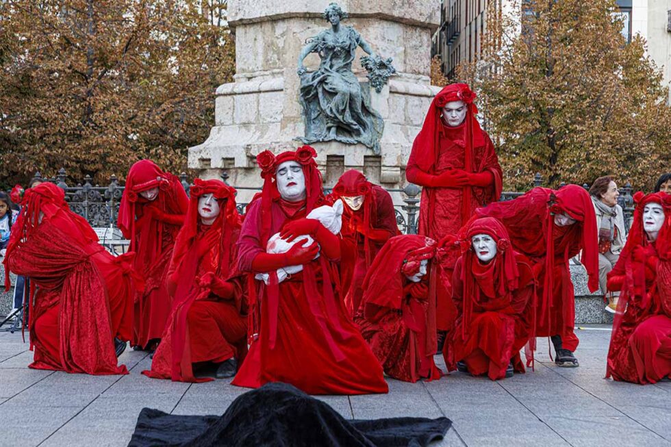 Varios miembros hacen una performance durante la manifestación por el genocidio de Gaza