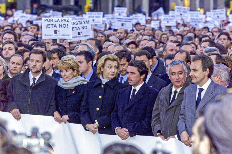 Varios políticos entre ellos el presidente de España José María Aznar en una manifestación en repulsa del asesinato de Manuel Giménez Abad en Zaragoza