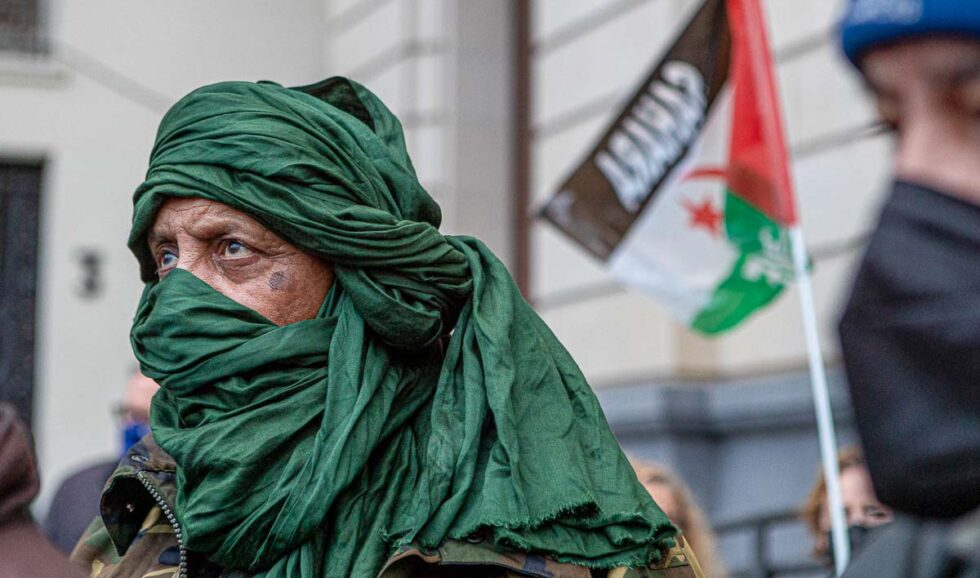 Participante de una manifestación saharaui