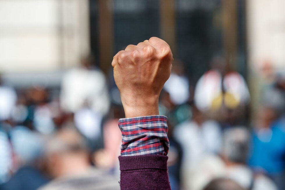 Primer plano de un puño levantado durante una manifestación