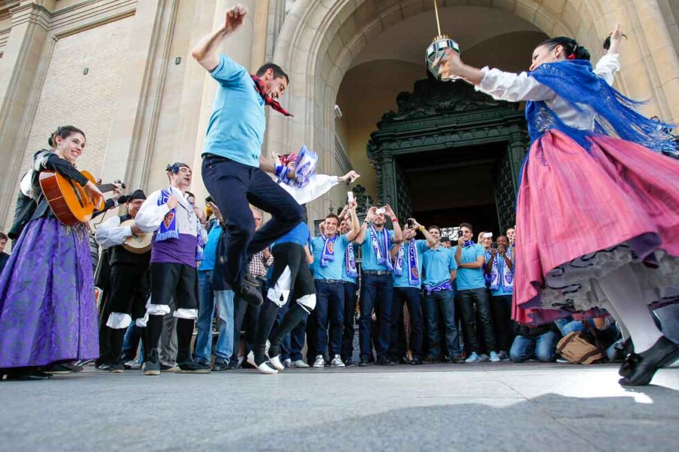 Manuel Jiménez baila una jota en su visita a la Virgen del Pilar con el equipo del Real Zaragoza al fondo