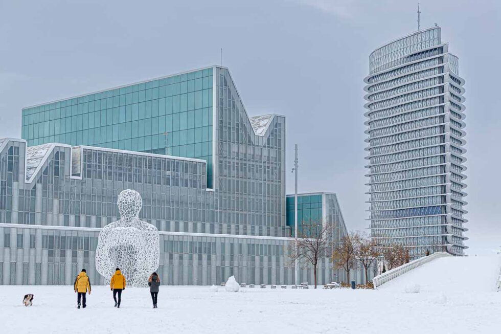 La zona expo cubierta de nieve con la Torre del agua y el Palacio de Congresos