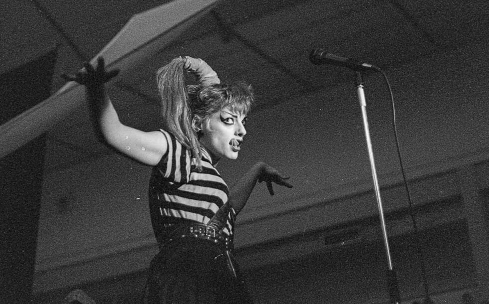 Nina Hagen en blanco y negro durante un concierto