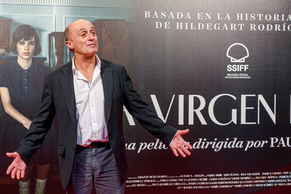 El actor Pepe Viyuela posa frente al cartel de su película 