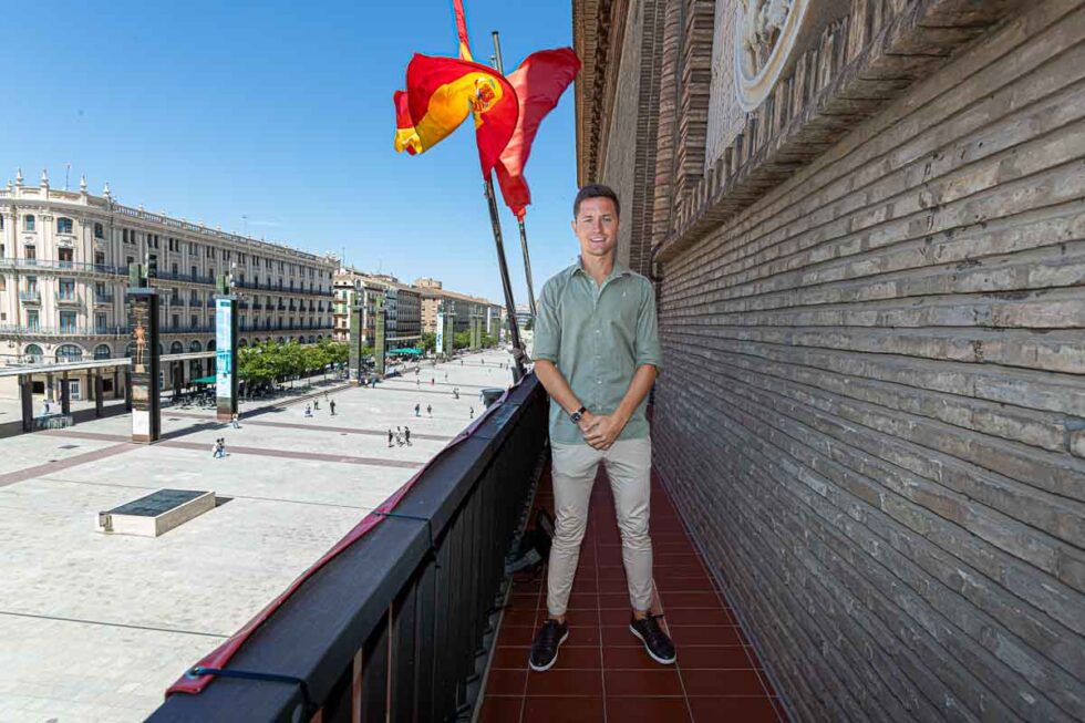 Retrato del futbolista Ander Herrera en el balcón del Ayuntamiento de Zaragoza con la Plaza del Pilar bajo él