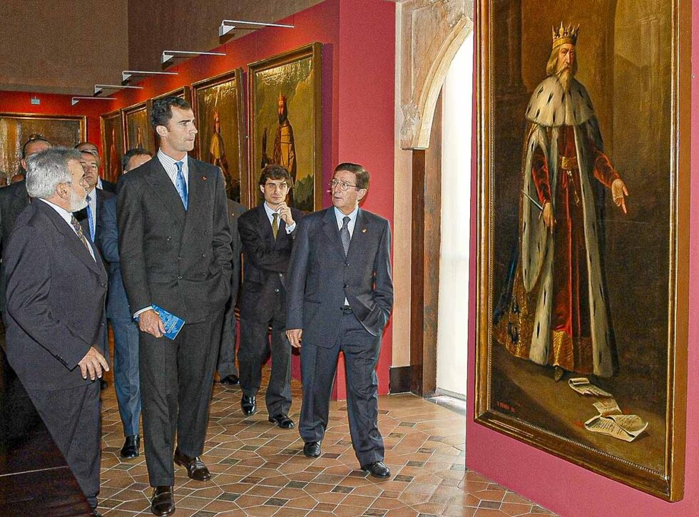 El Príncipe Felipe junto a José María Mir contemplando un cuadro de la exposición 