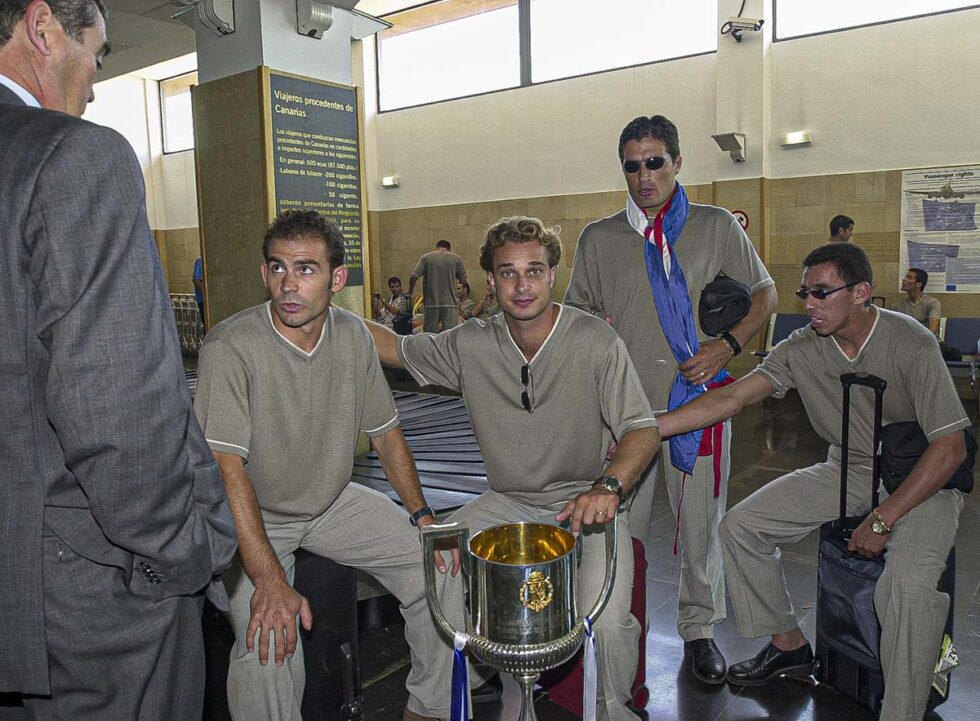Jugadores del Real Zaragoza con la Copa del Rey de Fútbol