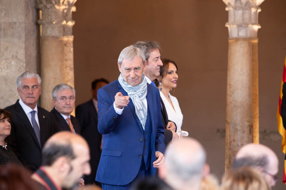 Joaquín Carbonell en la llegada al Palacio de la Aljafería para recoger su Medalla al Mérito Cultural