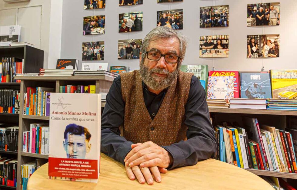 Retrato de Antonio Muñoz Molina en una librería con su libro 