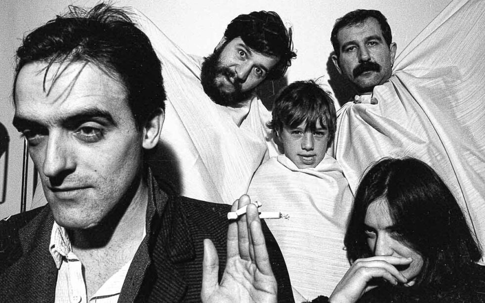 Retrato en blanco y negro de varios artistas de la Cámara Oscura