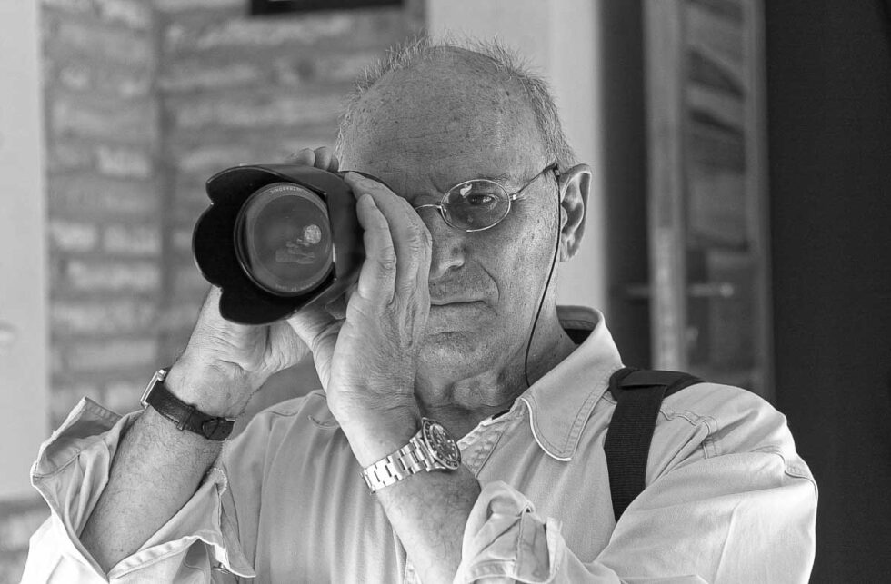 Fotografía de Retrato de Carlos Saura con una lente