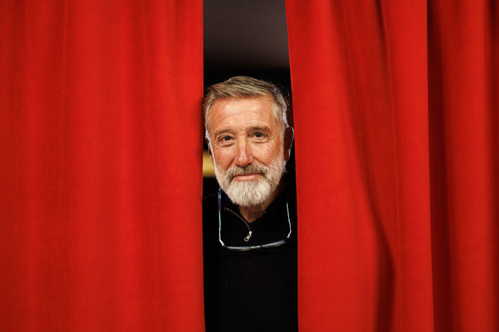 Retrato de Emilio Aragón asomado entre los telones del Teatro Principal de Zaragoza